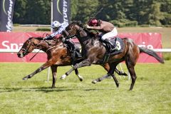 Sand Zabeel kommt knapp gegen Taraja hin. www.galoppfoto.de - Sabine Brose