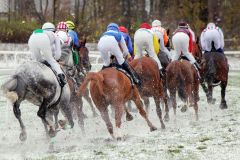 Winterliches Wetter in Riem - kein Problem für Jockeys und Pferde. www.galoppfoto.de - WiebkeArt