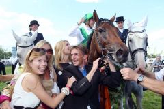 Sea the Moon mit Christophe Soumillon, Besitzerin Heike Bischoff-Lafrentz, Tochter Katharina und Jockey Andreas Helfenbein. www.galoppfoto.de - Frank Sorge