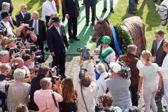 Im Fokus der Fotografen: Sea The Moon mit Christophe Soumillon nach dem Sieg im IDEE 145. Deutschen Derby im Absattelring. www.galoppfoto.de - Martin Sorge