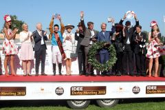 Siegerehrung. Weltstar mit Adrie de Vries gewinnt das IDEE 149. Deutsche Derby. www.galoppfoto.de - Peter Heinzmann
