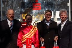 Siegerehrung für den Erfolg mit Schulz im Preis der Sparkasse Mülheim (von links): Rennvereinspräsident Hans-Martin Schlebusch, Jockey Daniele Porcu, Trainer Markus Klug und Martin Weck, Vorstandsvorsitzender der Sparkasse Mülheim an der Ruhr. www.muelheim-galopp.de - Redaktion MSPW