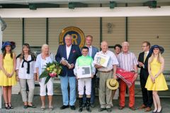 Siegerehrung für das BBAG-Auktionsrennen in Bad Harzburg für den Stall Steintor von Otto-Werner Seiler - neben Erfolgsjockey Wladimir Panov - für den Erfolg von Arabino. www.galoppfoto.de