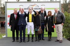 Siegerehrung für das Team Vif Monsieur mit Trainer Sascha Smrczek (2.v.l.),  Besitzer Frank Maria van Gorp mit Tochter Veronique  (4.u.5.v.l.), Jockey Coen Clijmans und Rennvereinspräsident Eckhard Sauren (links). Foto: Dr. Jens Fuchs 