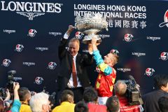 Siegerehrung für den Sieg mit Ambitious Dragon in der Longines Hong Kong Mile.  www.galoppfoto.de - Frank Sorge