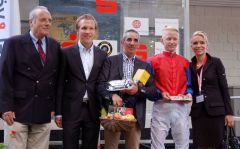  Siegerehrung für Ito nach dem Preis von Engel & Völkers Commercial Mülheim: (von links) Rennvereins-Präsident Hans-Martin Schlebusch, als Sponsor Christoph Holschbach , Trainer Jean-Pierre Carvalho, Jockey Filip Minarik und Gina Holschbach. www.muelheim-galopp.de - Redaktion MSPW