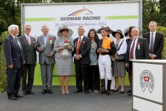 Volles Podest bei der Siegerehrung zum 29. Mehl-Mülhens-Rennen mit dem Stiftungsvorsitzenden Dr. Günter Paul (2. v. l.), Trainer Andreas Löwe, den Besitzern Inge Zäpfel und Gerd Mosca vom Gestüt Winterhauch (4. u. 5. v. l.), Jockey Ioritz Mendizabal und dem Züchter Hans-Dieter Lindemeyer vom Stall Parthenaue (2. v. r.) neben dem Rennvereinspräsidenten Eckhard Sauren (rechts). www.klatuso.com - Klaus-Jörg - Tuchel 