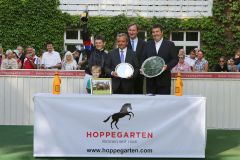 Siegerehrung nach dem Diana-Trial mit Gastgeber Gerhard Schöningh (Mitte hinten), Jockey Jozef Bojko, Trainer Andreas Wöhler und Ralf Kredel vom Gestüt Etzean (v.l.n.r.). www.galoppfoto.de - Frank Sorge