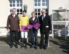 Siegerehrung mit C. Chan und Elfi Schnakenberg (Foto: Gabriele Suhr)