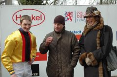 Jockey Koen Clijmans mit Trainer Jens Hirschberger und Frau Helga Endres. Foto: Gabriele Suhr