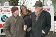 Trainer Jens Hirschberger mit dem Ehepaar Helga und Peter M. Endres (Gestüt Auenquelle). Foto: Gabriele Suhr