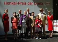 Siegerehrung mit Jockey Filip Minarik, Trainer Peter Schiergen. Foto Gabriele Suhr