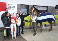 Siegerehrung mit Pferd. Heike Roasenbach, Rebecca Schumacher, Reinhard Ording, Laura Rosenbach (Foto Suhr)