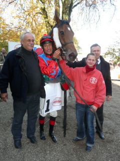 Lavallo nach seinem Sieg in Düsseldorf am 23.10.2011 mit Besitzer W. Bartel, Jockey Alexander Pietsch und Trainer Waldemar Hickst (Foto G. Suhr)