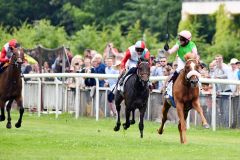 Sisfahan mit Andrasch Starke (rosa Kappe) gewinnt das IDEE 152. Deutsche Derby - dahinter kam Imi mit Sibylle Vogt noch auf den 3. Platz, auch das en historisches Ergebnis, noch nie  zuvor war eine Frau im Derby besser.  ©galoppfoto - Frank Sorge