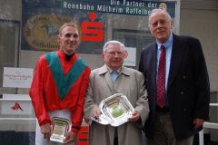 Turflegende Hein Bollow (94) und Rennvereinspräsident Hans-Martin Schlebusch (rechts) gratulierten Andrasch Starke (links) zum Triumph mit Hot Beat. www.muelheim-galopp.de - Redaktion MSPW