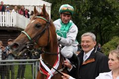 Strahlende Sieger nach den 91. German 1000 Guineas mit Lips Poison sind Jockey Davy Bonilla und Trainer Andreas Löwe. www.galoppfoto.de 