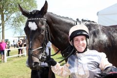 Strahlende Stefanie Hofer mit der zweijährigen Hoffnungsträgerin Isioma (Shamardal). www.galoppfoto.de - Frank Sorge