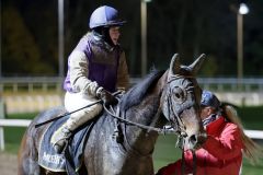 Suave Mali mit Amina Mathony nach dem Sieg 2011 in Dortmund. ©galoppfoto - Stephanie Gruttmann