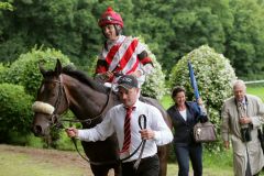 Sworn Sold mit Jockey Marvin Suerland nach dem Sieg im BMW Preis Düsseldorf. Rechts Mitbesitzer Albrecht Woeste (Stall Grafenberg), daneben Trainer-Gattin Olga Hickst. www.henkel.com - Klaus-Jörg Tuchel