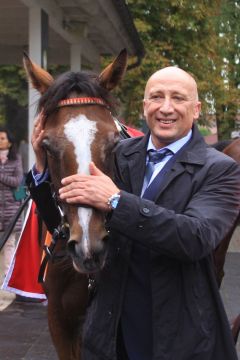 Der glückliche Trainer Miltcho Mintchev mit seiner Gr. III-Siegerin Tabera. ©galoppfoto - Sarah Bauer