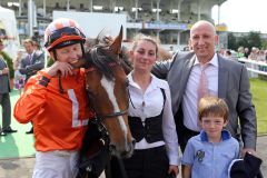 Das Ohr blieb dran ... Jockey Filip Minarik mit Temida und Trainer und Trainer Miltcho Mintchev nach dem Listentreffer. www.galoppfoto.de - Frank Sorge