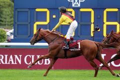 Als zweitlängster Außenseiter (72:1) sorgt Torquator Tasso mit René Piechulek für die Überraschung im 100. Prix de l'Arc de Triomphe. ©galoppfoto - Frank Sorge