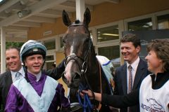 Trainer Andrew Balding mit Jockey David Probert nach dem Darley Oettingen-Rennen 2012. www.galoppfoto.de - Sarah Bauer