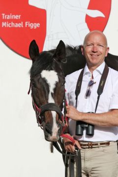 Trainer Michael Figge mit seiner Derbyhoffnung Amiro im Portrait. www.galoppfoto.de - WiebkeArt