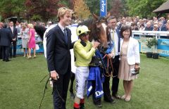 Trainer Roger Varian mit seiner Gr. I-Siegerin Ajman Princess (Andrea Atzeni) nach dem Erfolg im Prix Jean Romanet. www.dequia.de