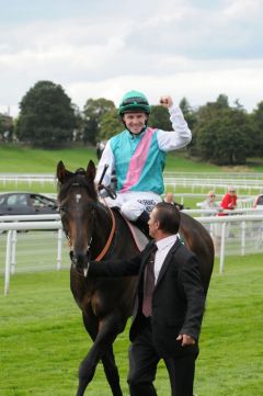 Twice Over (l.) mit Ian Mongan in den Juddmonte International Stakes. Foto J. J. Clark