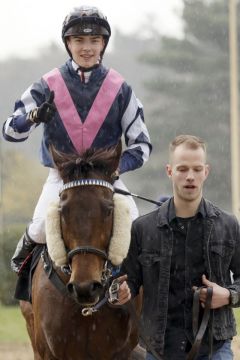 Fusee d'Or mit Leon Wolff und Besitzertrainer Levi Hinke nach dem Sieg zum Auftakt der Grasbahn-Saison 2022 im Viererwett-Rennen in Krefeld. ©galoppfoto - Stephanie Gruttmann