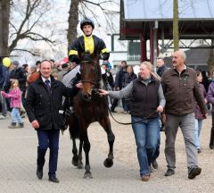 Vif Monsieur mit Coen Clijmans, Trainer Sascha Smrczek und Betreuerin Renate Beltermann. Foto: Dr. Jens Fuchs