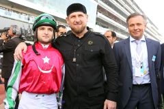 Vor dem Rennen noch optimistisch: Jockey Khamzat Ulubaev, Besitzer Ramzan Kadyrov und Trainer Waldemar Hickst (von links) im Führring. www.galoppfoto.de - Frank Sorge