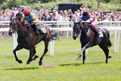 Hollie Doyle schlägt Frankie Dettori: Well Disposed vor Mountaha. www.galoppfoto.de - Sabine Brose