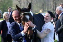 Freude über den Gruppesieger Wonnemond: Trainer Sascha Smrczek und Betreuerin Michele Klitzsch. Foto: Dr. Jens Fuchs