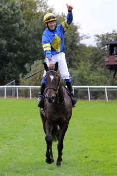 Wonnemond mit Bayarsaikhan Ganbat nach dem Sieg im BBAG-Auktionsrennen Hannover. www.galoppfoto.de - Sabine Brose