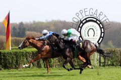 Zwei Derbykandidaten mit dem besseren Ende für Jaber Abdullahs Speedy Approach (Jozef Bojko) vor Stall Salzburgs Magic Artist. www.galoppfoto.de - Sabine Brose