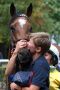 Erlian wird von seiner Pflegerin nach dem Kölner Sieg 2012 geküsst. www.galoppfoto.de - Frank Sorge