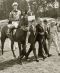 Karloff mit Besitzer Albert Steigenberger (am Zügel) und Trainer Bruno Schütz nach dem Sieg im Deutschen Derby, www.galoppfoto.de - Frank Sorge