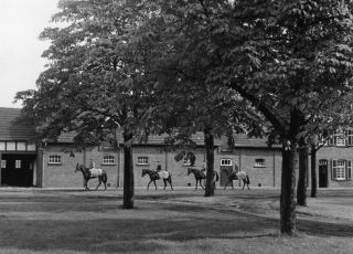 Morgenarbeit auf dem Innenhof, der von drei Seiten umschlossen ist