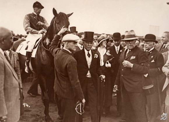 Jetzt in der Australian Racing Hall of Fame: Jockey Jim Munro - hier nach Albas Derbysieg 1930. Foto: Archiv Hamburger Renn-Club