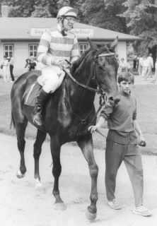 Hans-Jürgen Gröschel nach dem Sieg im  Dresdner Trainerrennen 1986 mit dem Görlsdorfer Sadko, trainiert von seinem Bruder Eckhard Gröschel. Foto Archiv Graage