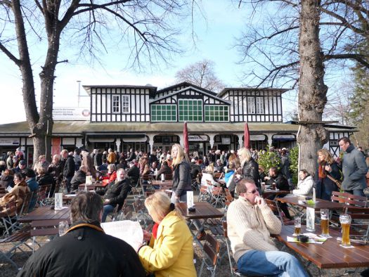 Der große Biergarten ist eins der Highlights der Kölner Bahn. Foto: Karina Strübbe