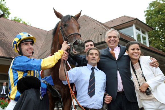 Freude über den Gewinn des schönsten Ehrenpreises im deutschen Turf: Besitzer Alexander Pereira (Zweiter von rechts) mit Amico Fritz und Jockey Fabrice Veron nach dem Sieg in der 140. Goldenen Peitsche. www.galoppfoto.de - Frank Sorge