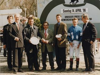 Siegerehrung für Niniskas Sieg im Kremer-Rennen mit Ralf Ernst (3. v. l.) vom Gestüt Eulenberger Hof 1996. Foto: Marc Rühl